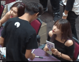 팬싸에서 최유정 볼 꼬집는 짤 | 인스티즈