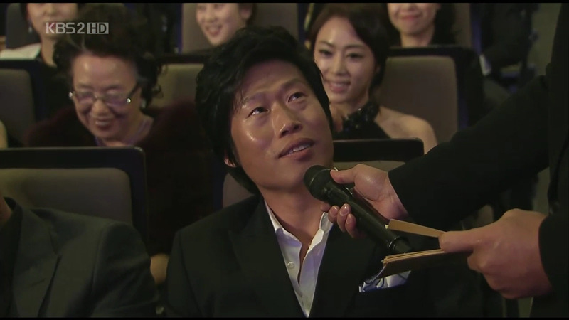 청룡영화상 시상식 중 처음이자 마지막으로 대놓고 꽁냥꽁 하는 김혜수/유해진.jpg | 인스티즈