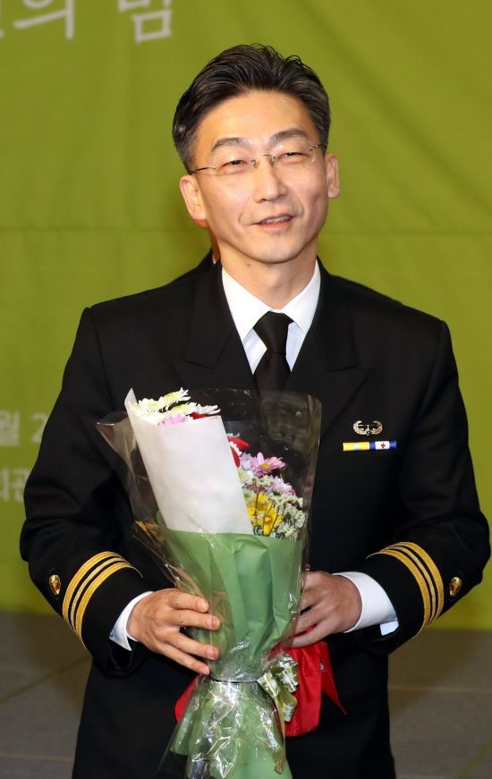 이국종 교수님에 대한 모든것을 알고 싶은사람!! 여기여기붙어라! +(이국종교수님계좌 포함) 다 드루와..!!!인간 이국종 의사이국종 웃는이국종..다있다 | 인스티즈