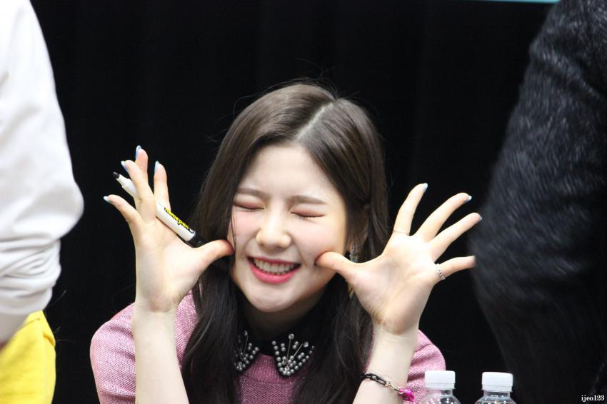 인디언 보조개 매력 터지는 여자 아이돌.gif | 인스티즈