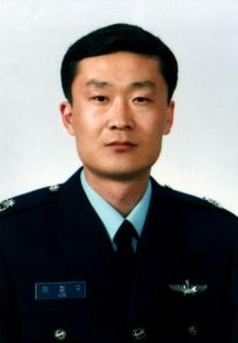 현재 대한민국 공군에서 군복입고 있는 북한 조종사 출신 | 인스티즈