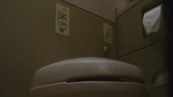 어떤 애기 어머님이 딸이 없어졌다고 비행기에서 난동을 부리시는 거에요.gif | 인스티즈
