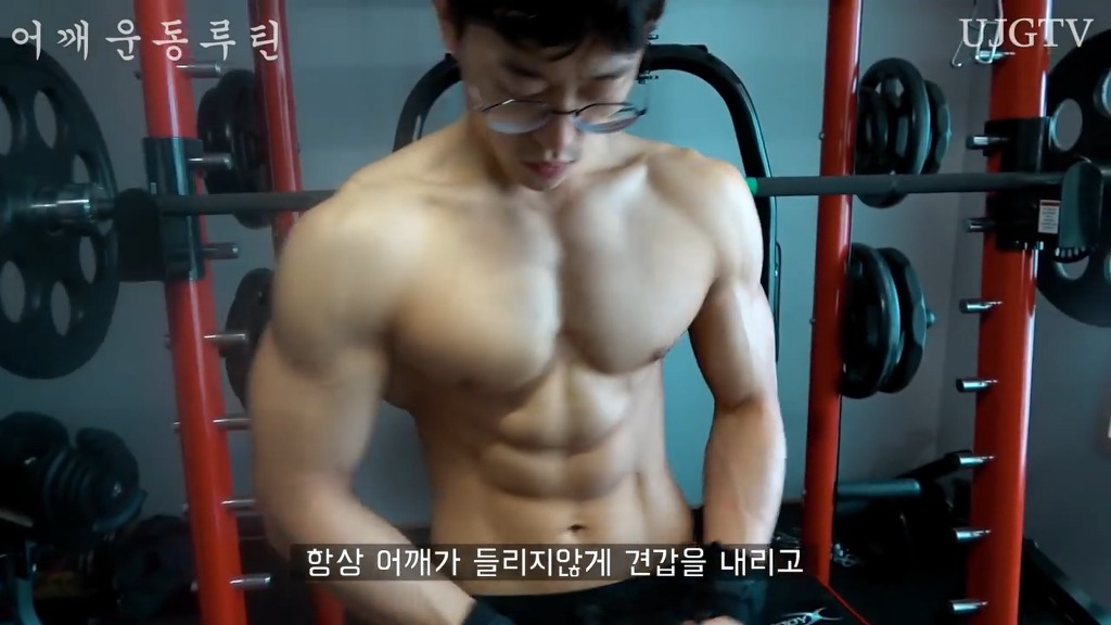 어떤 직장인 운동 유튜버의 어깨운동 방법 ㅎㄷㄷ;;.JPG | 인스티즈