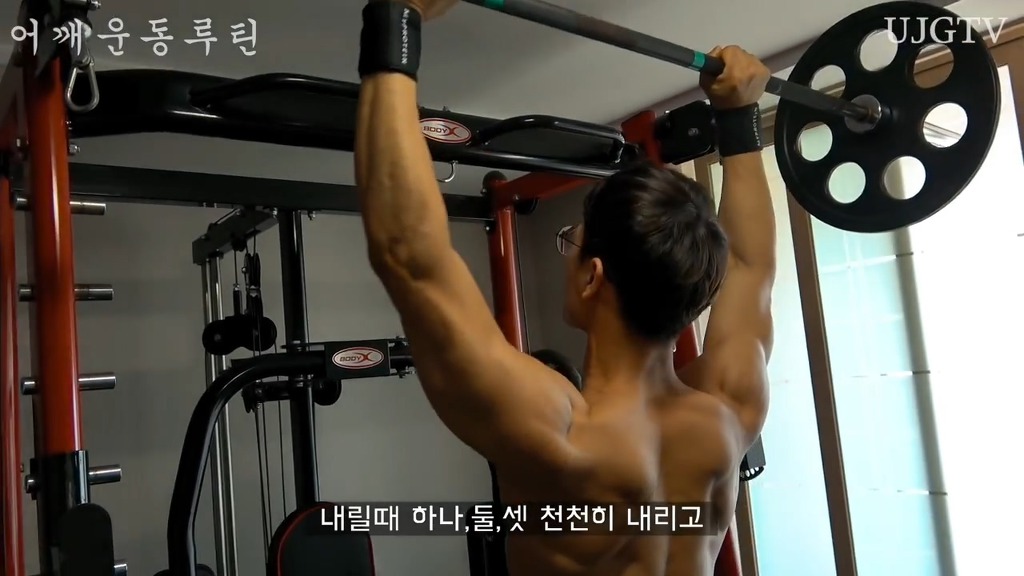 어떤 직장인 운동 유튜버의 어깨운동 방법 ㅎㄷㄷ;;.JPG | 인스티즈