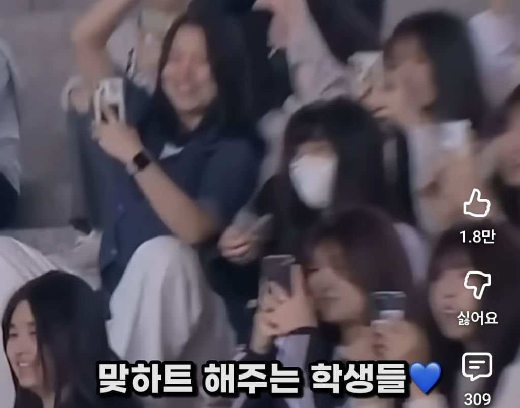 마크롱 여사를 웃게 만든 학생들.jpg | 인스티즈