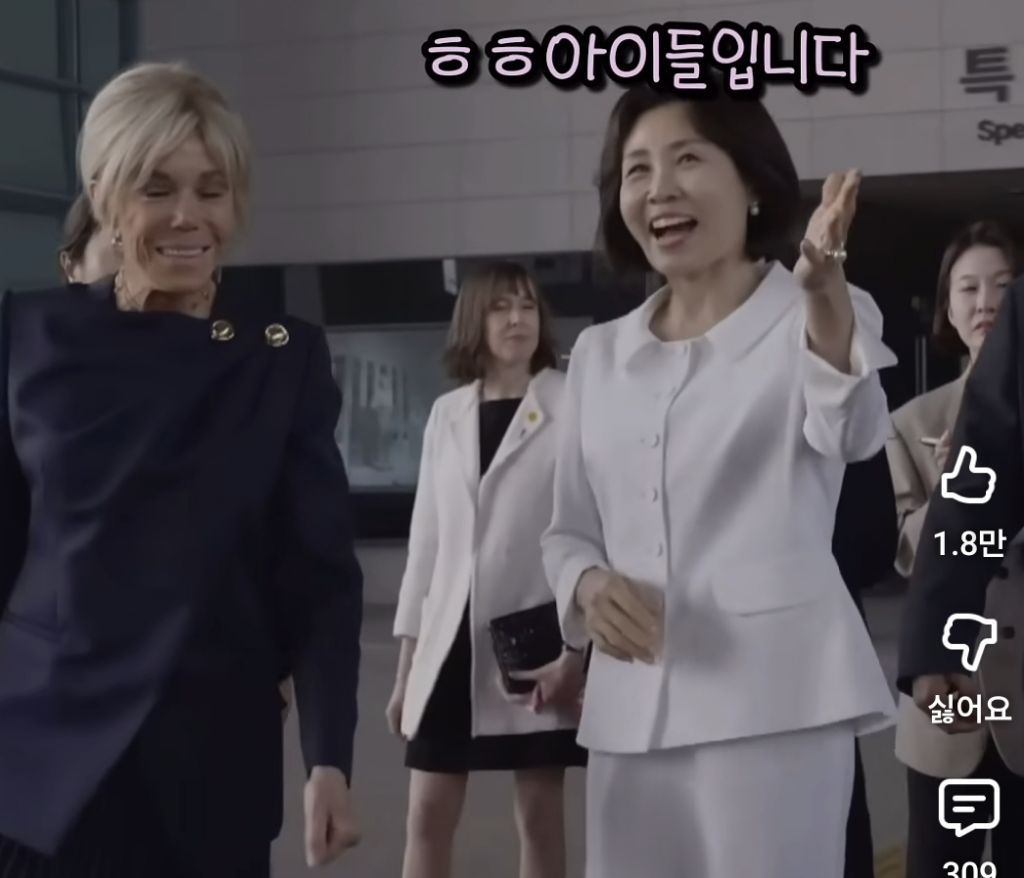 마크롱 여사를 웃게 만든 학생들.jpg | 인스티즈