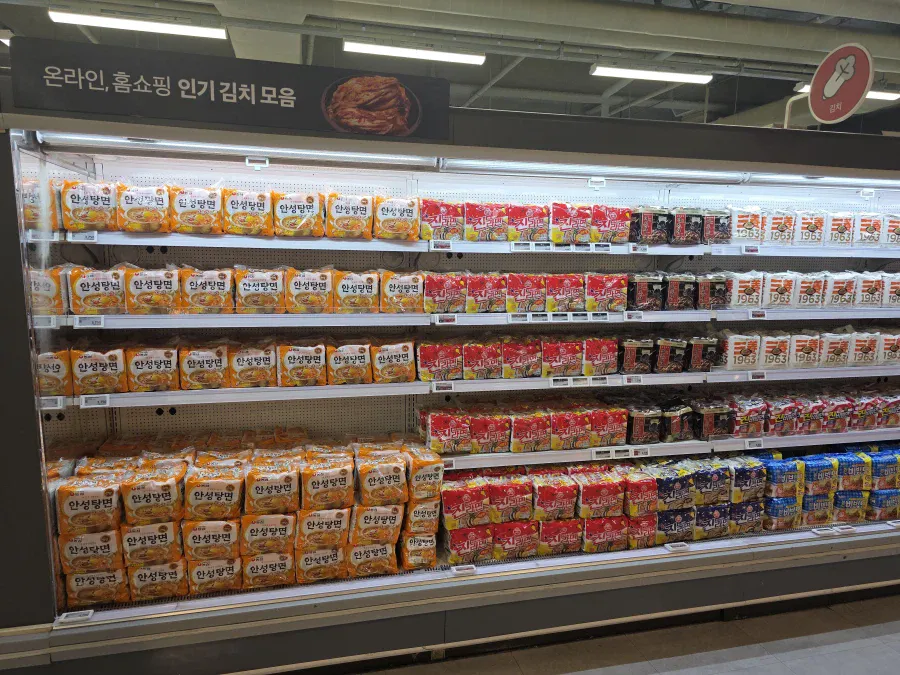 재고 물품이 부족한 홈플러스가 냉장 매대에 진열한 물품 | 인스티즈