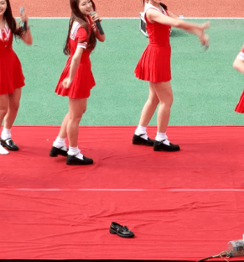 유난히 신발 잘 벗겨지는 걸그룹.gif | 인스티즈