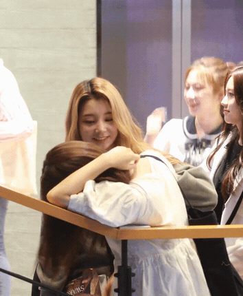[로켓펀치] 쥬리에게 들이대는 연희.gif | 인스티즈