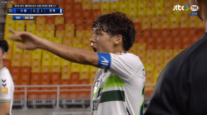 선수가 부상으로 쓰러졌을때 공을 내보내주면 돌려줘야한다vs 꼭 그럴필요는 없다 | 인스티즈