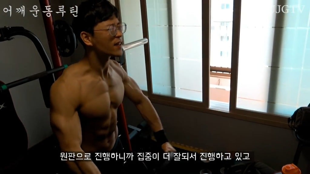 어떤 직장인 운동 유튜버의 어깨운동 방법 ㅎㄷㄷ;;.JPG | 인스티즈