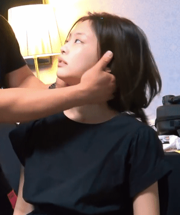 목 마사지 받는 제니.gif | 인스티즈