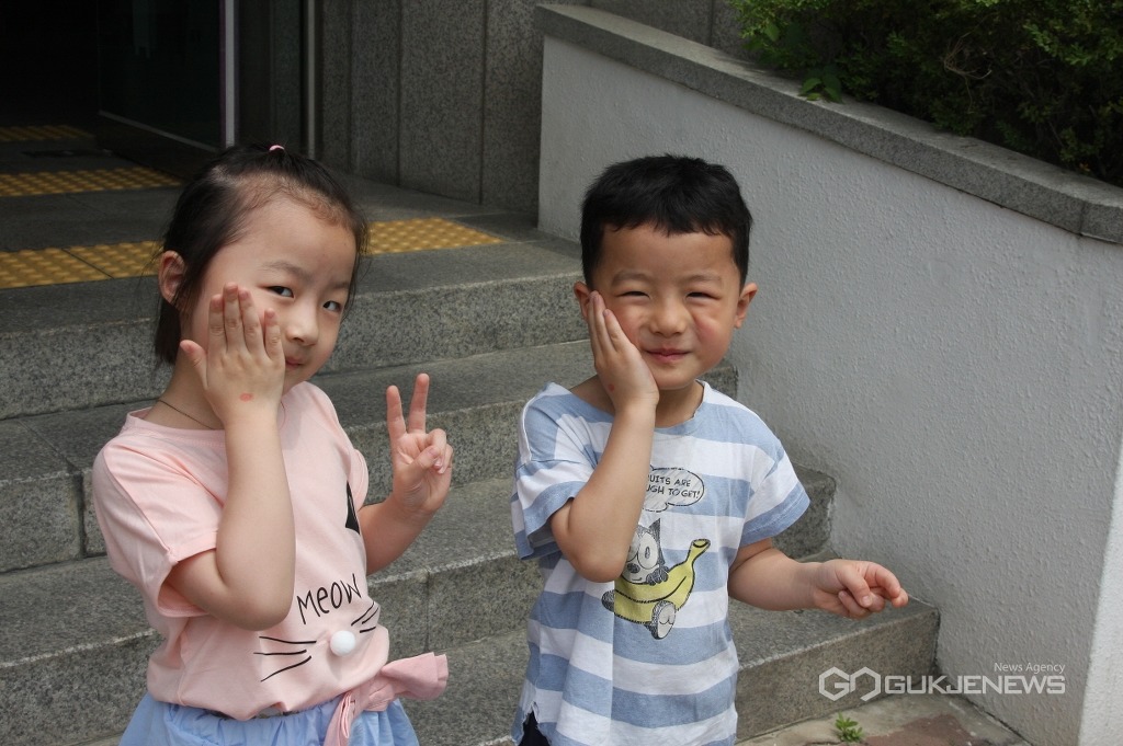 사전투표 도장 찍은 아이들 | 인스티즈