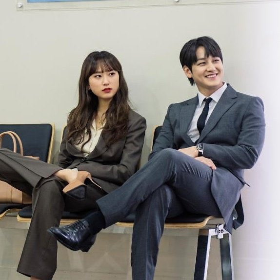 돌이켜보니 가끔은 사귀지 않아서 완성되는 관계가 있는거같다.twt | 인스티즈