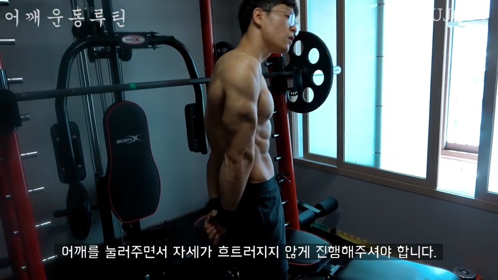 어떤 직장인 운동 유튜버의 어깨운동 방법 ㅎㄷㄷ;;.JPG | 인스티즈
