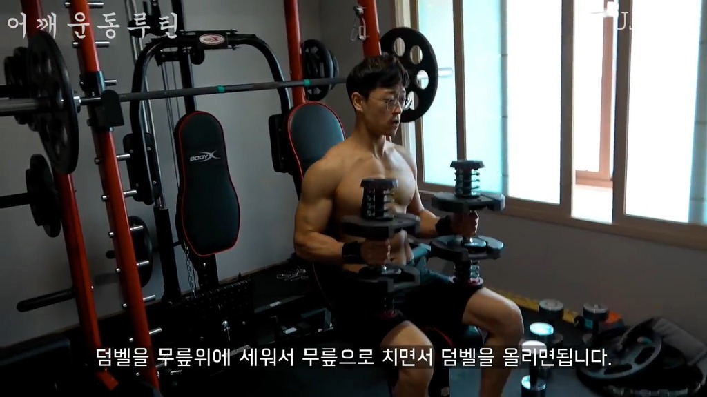 어떤 직장인 운동 유튜버의 어깨운동 방법 ㅎㄷㄷ;;.JPG | 인스티즈