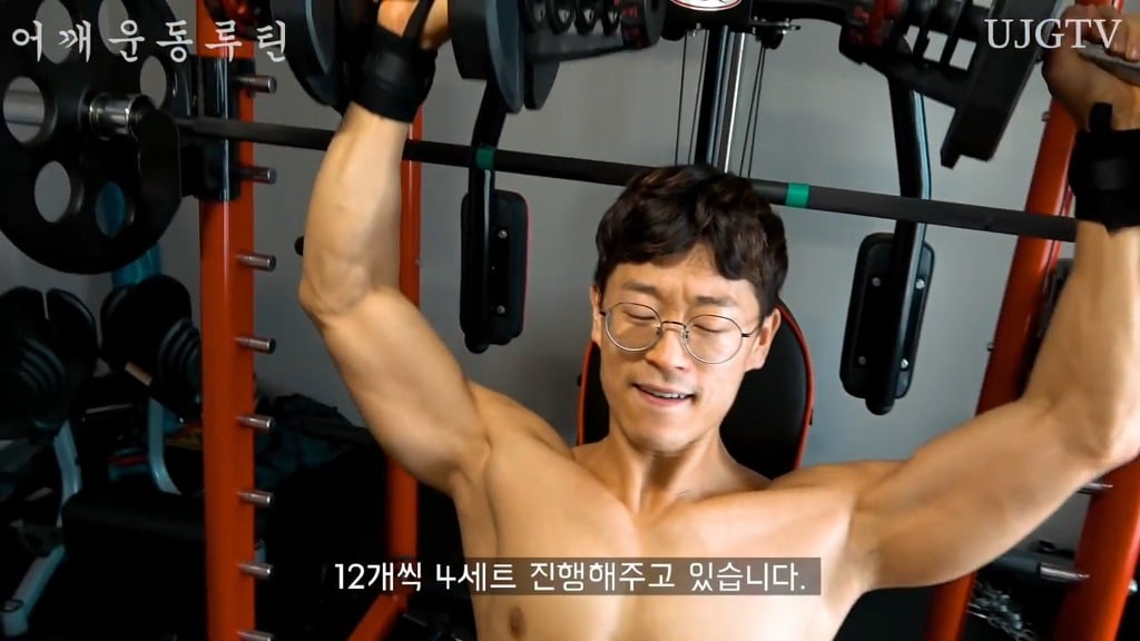 어떤 직장인 운동 유튜버의 어깨운동 방법 ㅎㄷㄷ;;.JPG | 인스티즈