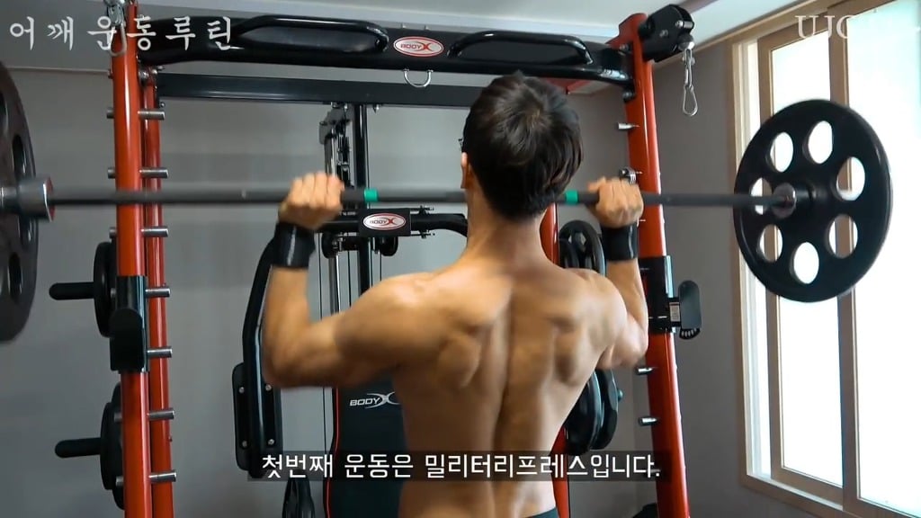 어떤 직장인 운동 유튜버의 어깨운동 방법 ㅎㄷㄷ;;.JPG | 인스티즈