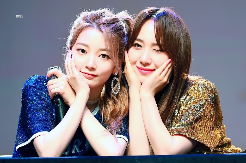 [로켓펀치] 쥬리에게 들이대는 연희.gif | 인스티즈