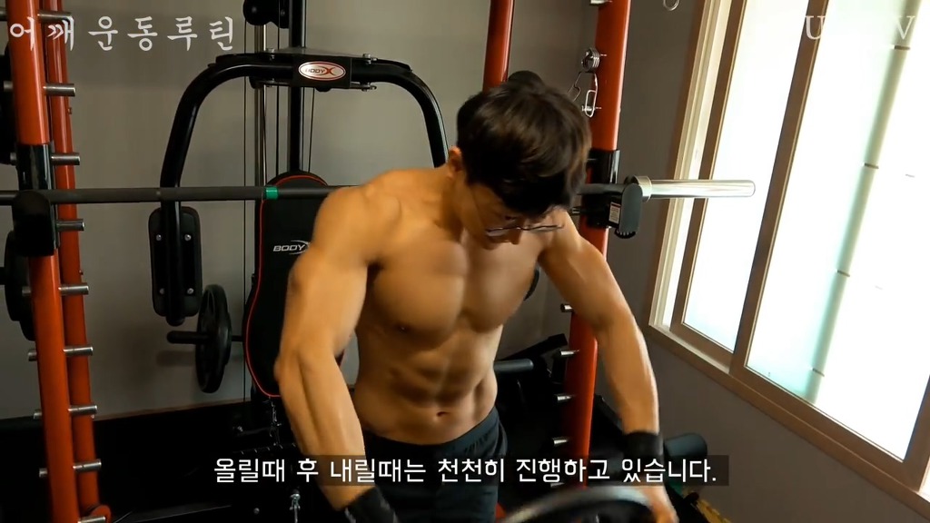 어떤 직장인 운동 유튜버의 어깨운동 방법 ㅎㄷㄷ;;.JPG | 인스티즈