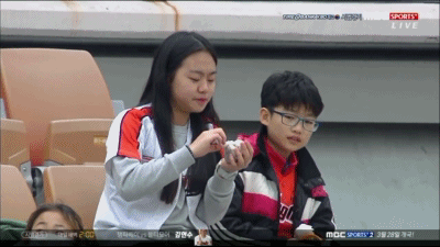 누나의 댄스를 보고있는 남동생.jpgif | 인스티즈
