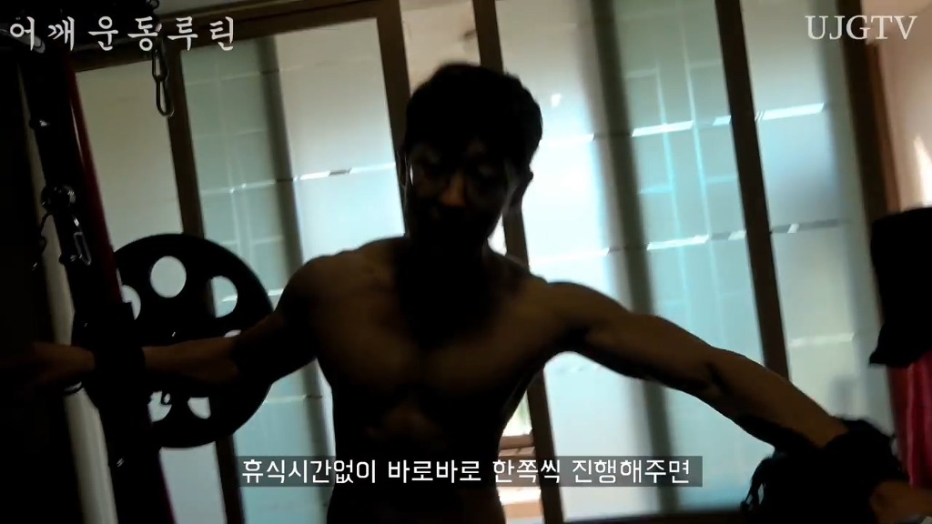 어떤 직장인 운동 유튜버의 어깨운동 방법 ㅎㄷㄷ;;.JPG | 인스티즈