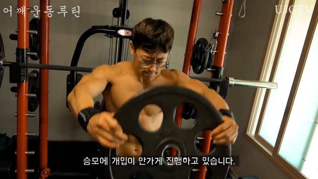 어떤 직장인 운동 유튜버의 어깨운동 방법 ㅎㄷㄷ;;.JPG | 인스티즈