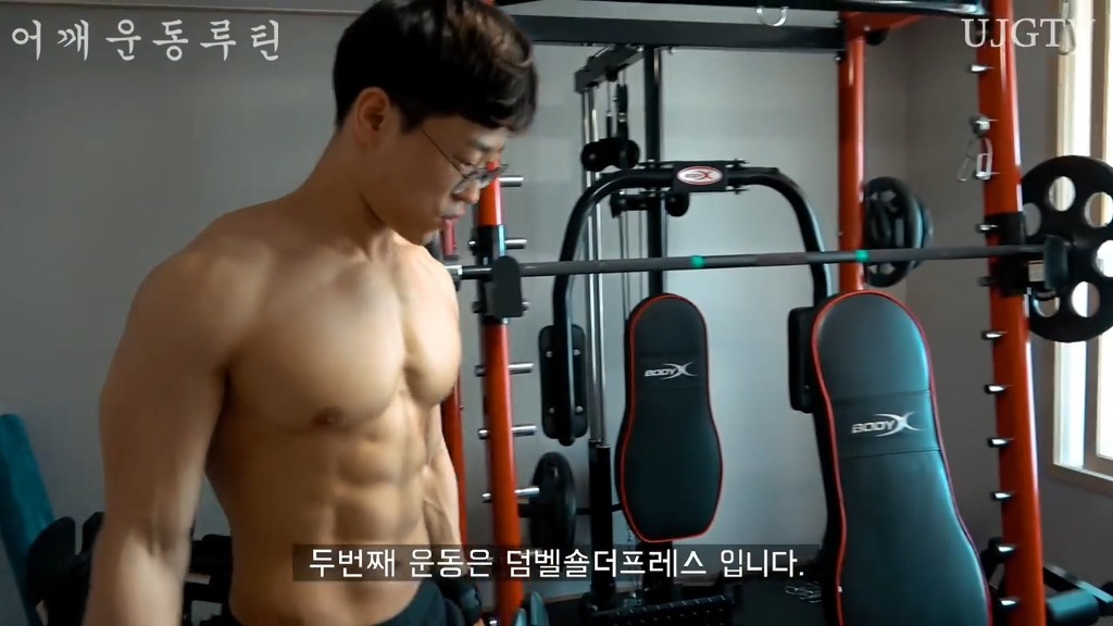 어떤 직장인 운동 유튜버의 어깨운동 방법 ㅎㄷㄷ;;.JPG | 인스티즈