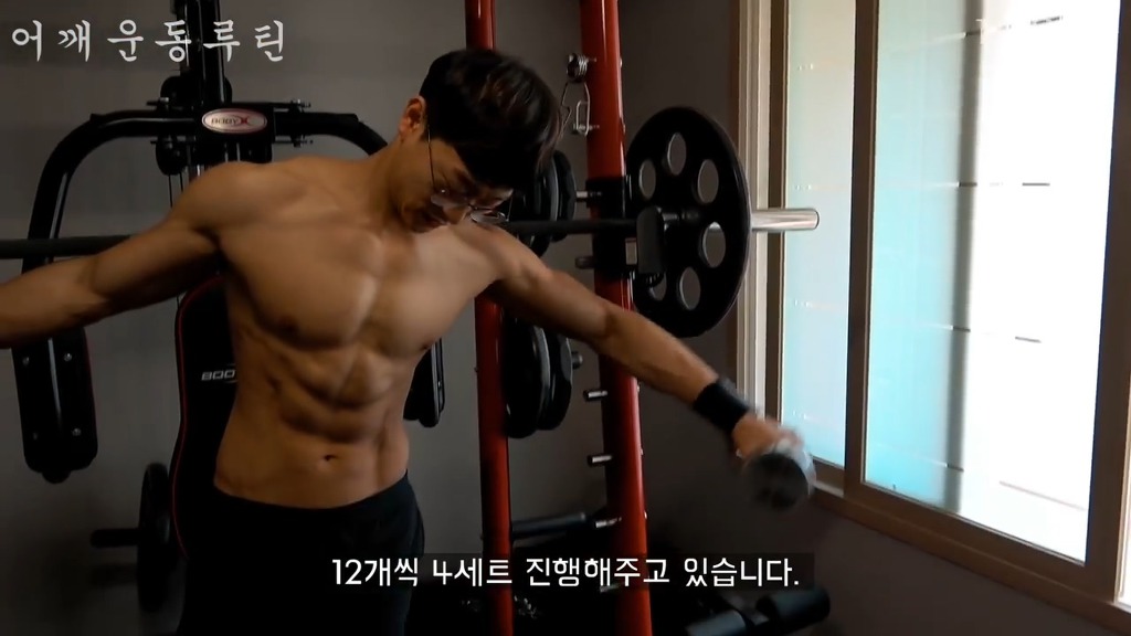 어떤 직장인 운동 유튜버의 어깨운동 방법 ㅎㄷㄷ;;.JPG | 인스티즈
