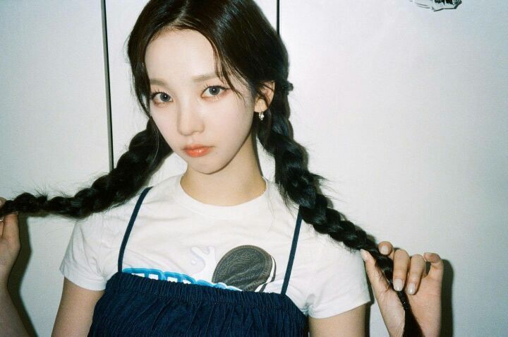 집에서 룩북하는 카리나.gif | 인스티즈