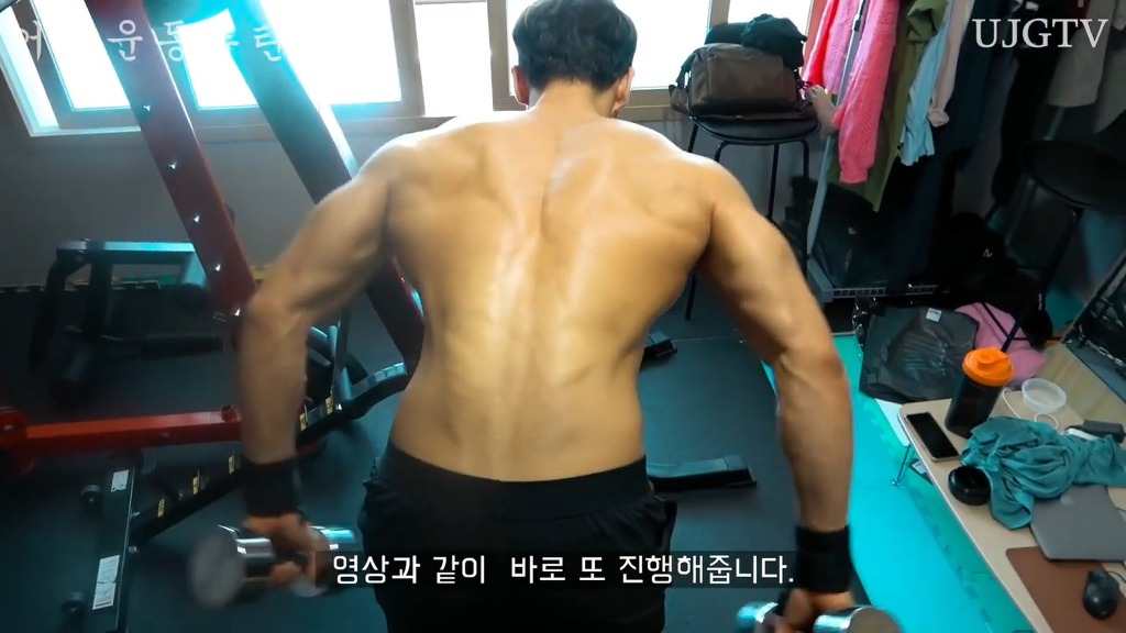 어떤 직장인 운동 유튜버의 어깨운동 방법 ㅎㄷㄷ;;.JPG | 인스티즈
