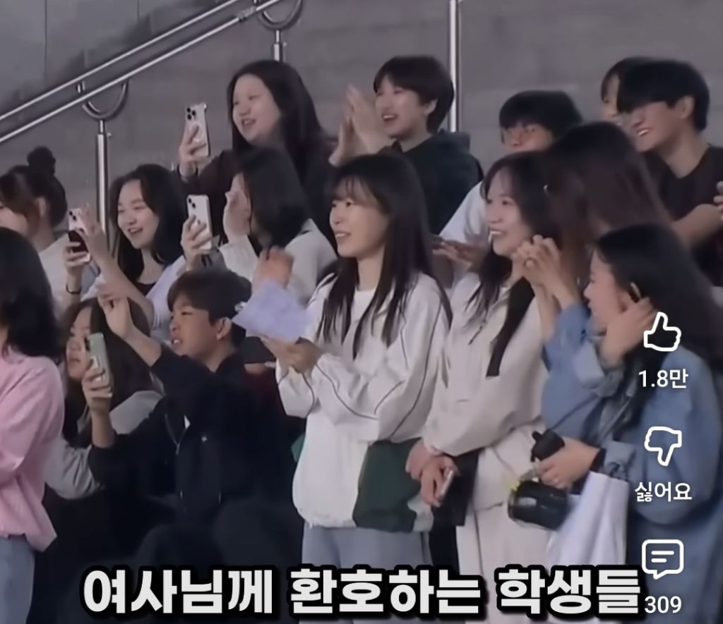 마크롱 여사를 웃게 만든 학생들.jpg | 인스티즈