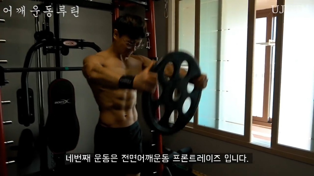 어떤 직장인 운동 유튜버의 어깨운동 방법 ㅎㄷㄷ;;.JPG | 인스티즈