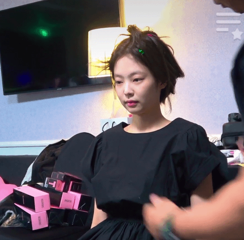 목 마사지 받는 제니.gif | 인스티즈