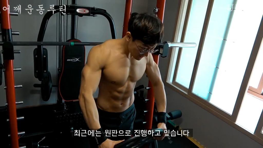 어떤 직장인 운동 유튜버의 어깨운동 방법 ㅎㄷㄷ;;.JPG | 인스티즈