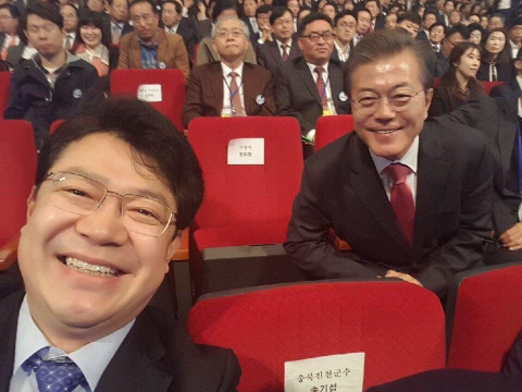 대놓고 귀여우신 문재인 대통령 | 인스티즈