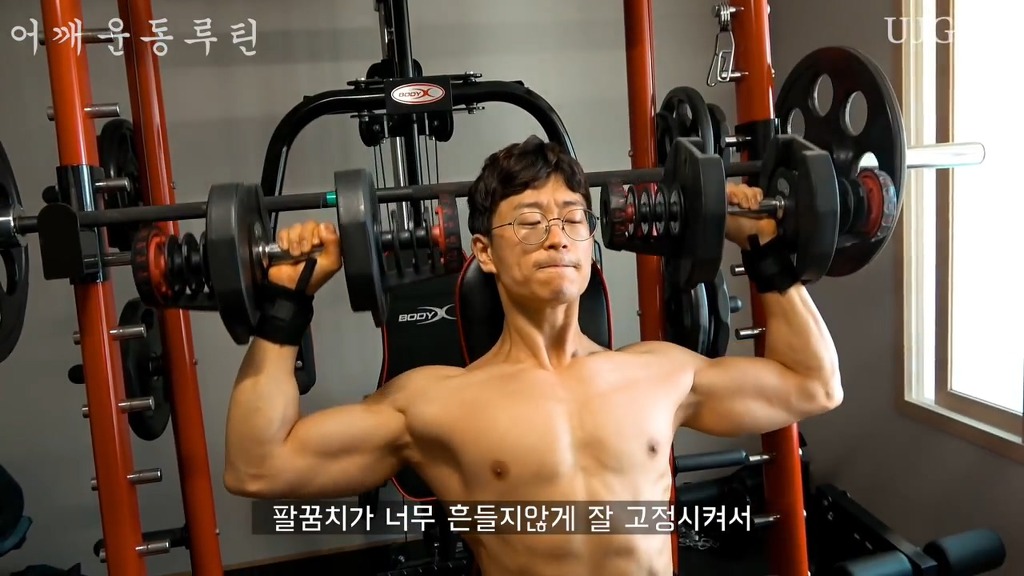 어떤 직장인 운동 유튜버의 어깨운동 방법 ㅎㄷㄷ;;.JPG | 인스티즈