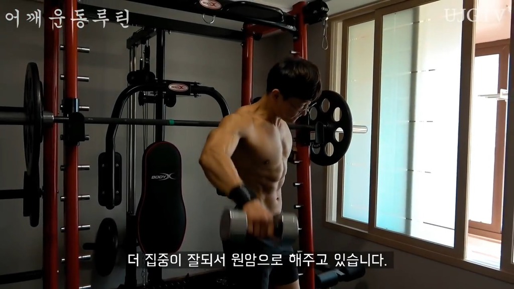 어떤 직장인 운동 유튜버의 어깨운동 방법 ㅎㄷㄷ;;.JPG | 인스티즈