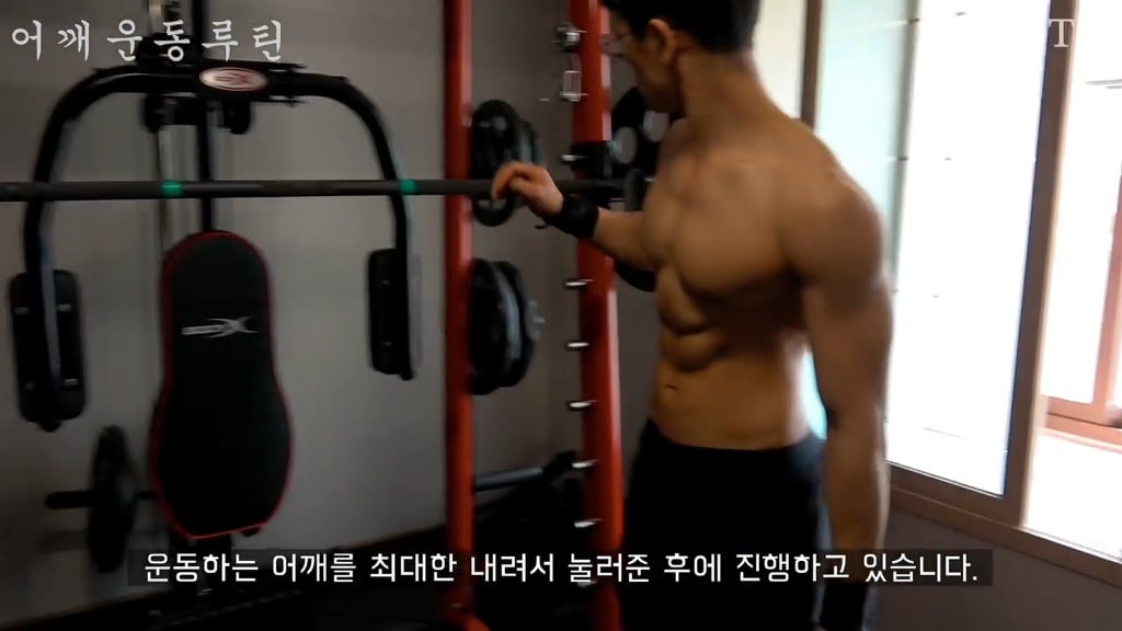 어떤 직장인 운동 유튜버의 어깨운동 방법 ㅎㄷㄷ;;.JPG | 인스티즈