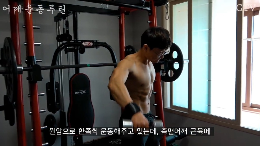 어떤 직장인 운동 유튜버의 어깨운동 방법 ㅎㄷㄷ;;.JPG | 인스티즈