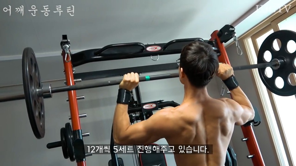 어떤 직장인 운동 유튜버의 어깨운동 방법 ㅎㄷㄷ;;.JPG | 인스티즈