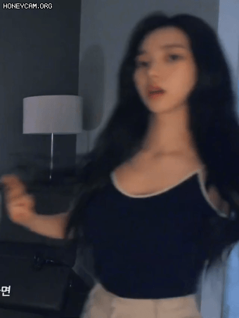 집에서 룩북하는 카리나.gif | 인스티즈