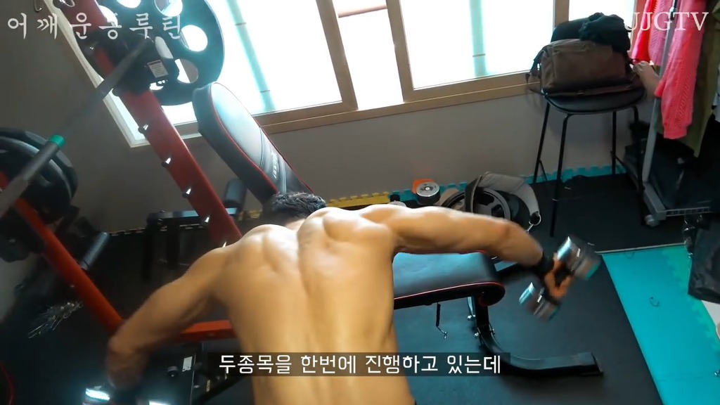 어떤 직장인 운동 유튜버의 어깨운동 방법 ㅎㄷㄷ;;.JPG | 인스티즈
