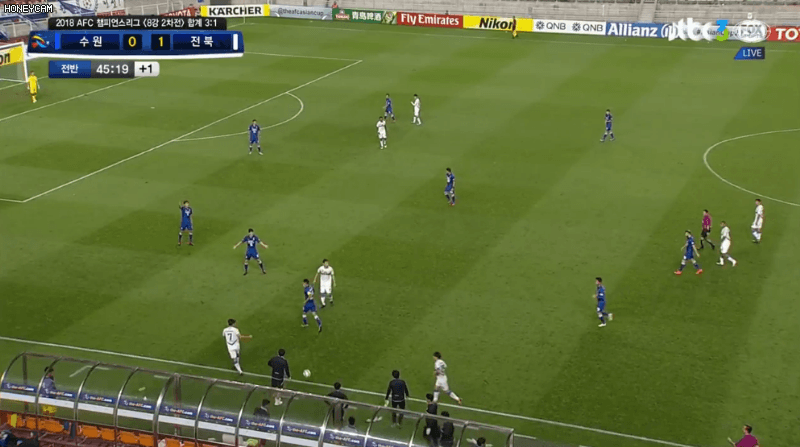 선수가 부상으로 쓰러졌을때 공을 내보내주면 돌려줘야한다vs 꼭 그럴필요는 없다 | 인스티즈