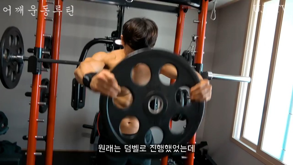어떤 직장인 운동 유튜버의 어깨운동 방법 ㅎㄷㄷ;;.JPG | 인스티즈
