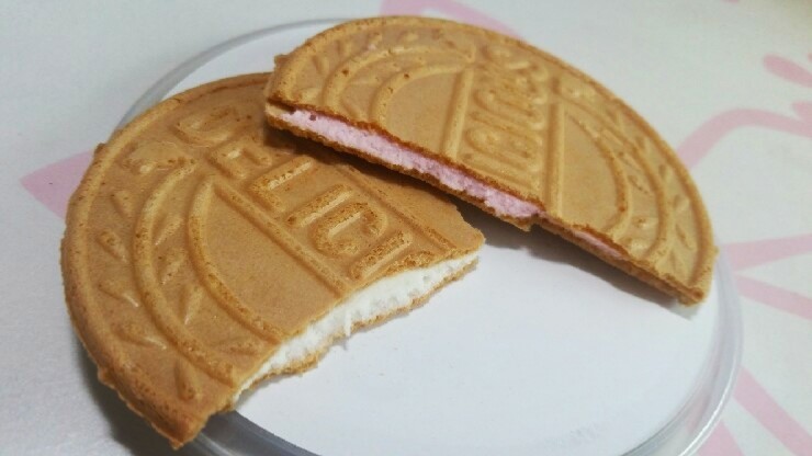 얇은 전병 사이에 크림이 발라져 있는 옛날과자...jpg | 인스티즈