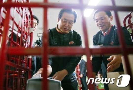 택배상하차 알바 일일체험한다고 떠는 김무성.JPG | 인스티즈