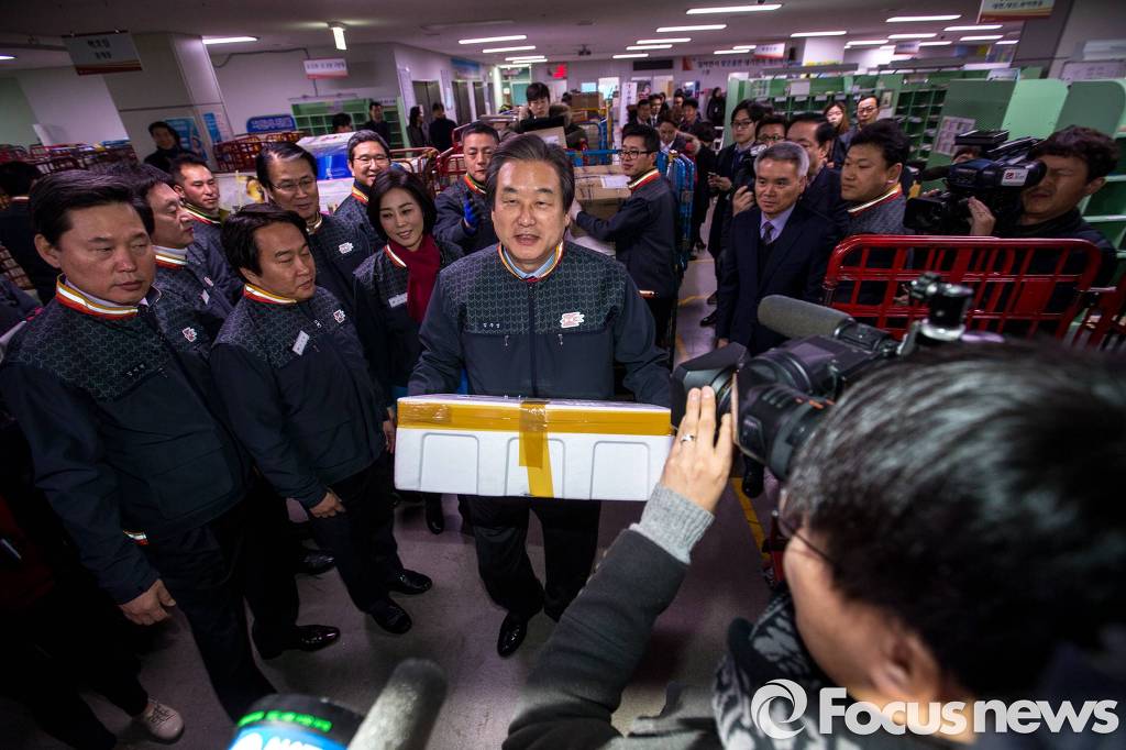 택배상하차 알바 일일체험한다고 떠는 김무성.JPG | 인스티즈