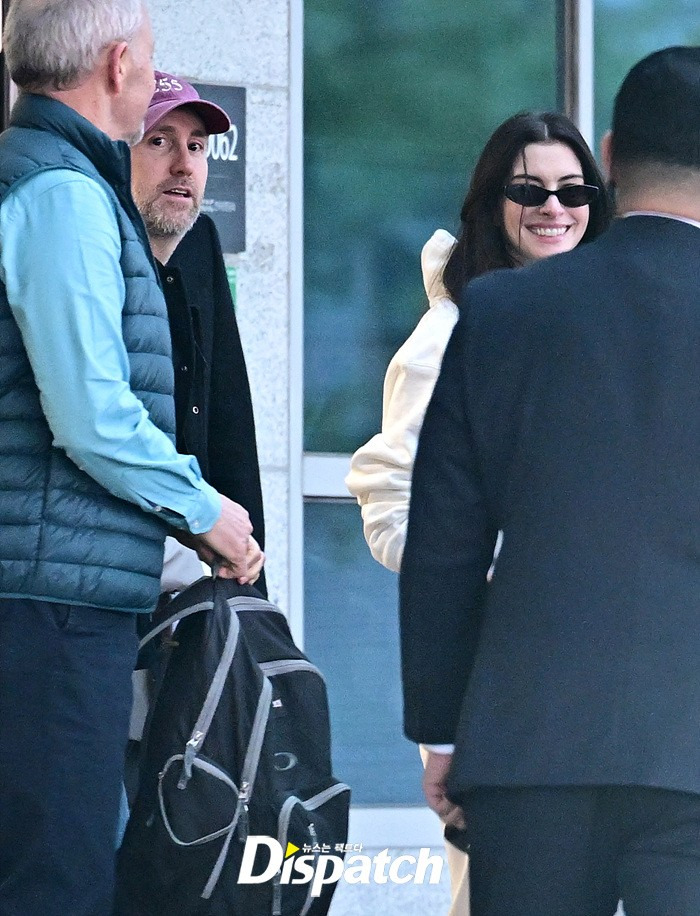 [현장포토] "패밀리가 떴다"…앤 해서웨이, 가족과 함께 내한 | 인스티즈