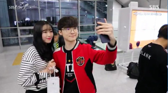 [LOL] 게임팬들 페이커 팬미팅 줄서는 모습.gif | 인스티즈